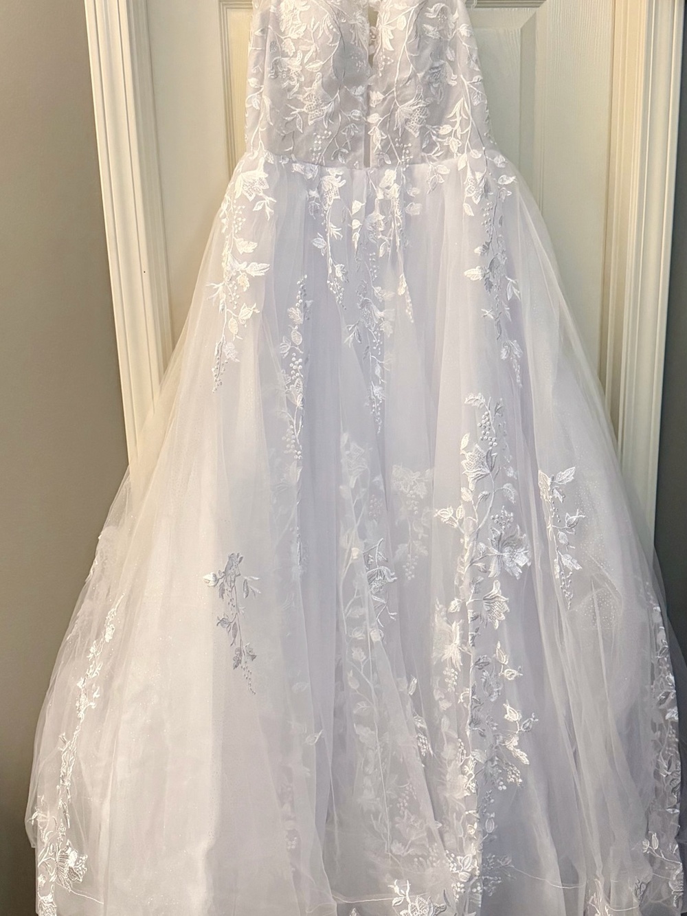 Ivory Lace Tulle Wedding Dress with Floral Appliqué
